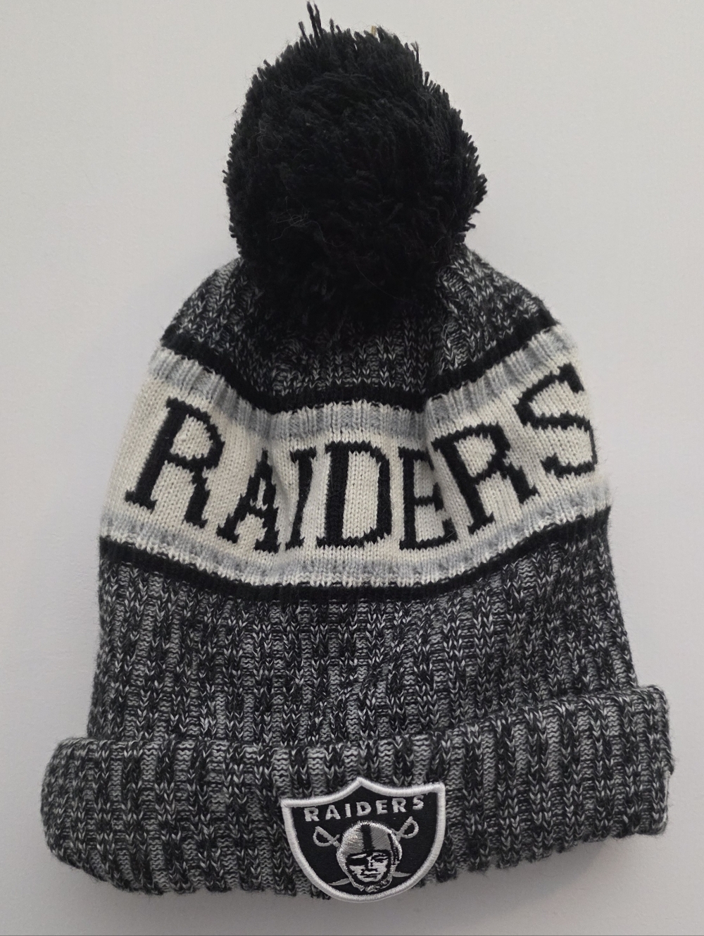 NFL Las Vegas Raiders Beanie – New Era Knit Hat – Black & Gray Pom Pom Tuque